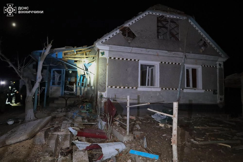 Через ворожу атаку на Вінниччині є знеструмлення: рятувальники показали наслідки 