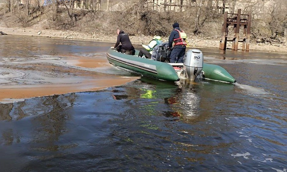 in-zaporizhzhia-environmentalists-eliminated-the-leakage-of-oil-products-into-the-dnipro-river