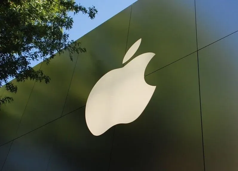 apple-podal-isk-na-bivshego-sotrudnika-za-utechku-konfidentsialnoi-informatsii