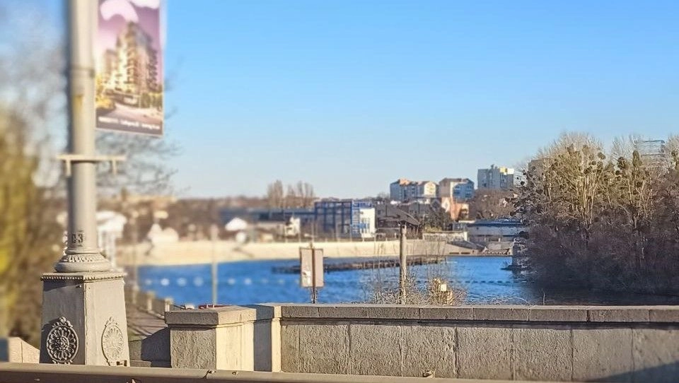 В Виннице подняли самый большой в Европе речной фонтан после зимовки на дне Буга