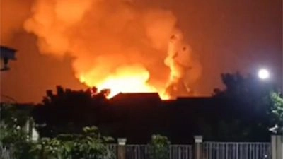 Large-scale fire at a military ammunition depot in Indonesia: Authorities call for evacuation