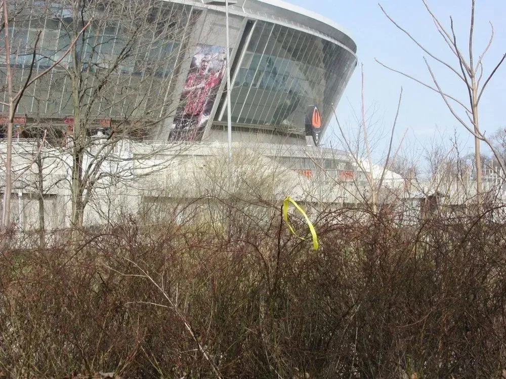 in-donetsk-near-the-donbass-arena-patriots-placed-symbols-of-resistance-to-the-occupiers
