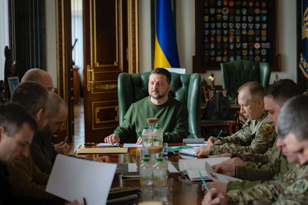 Детализировали планы производства на текущий год: Зеленский провел трехчасовое совещание с военными и чиновниками по дронам