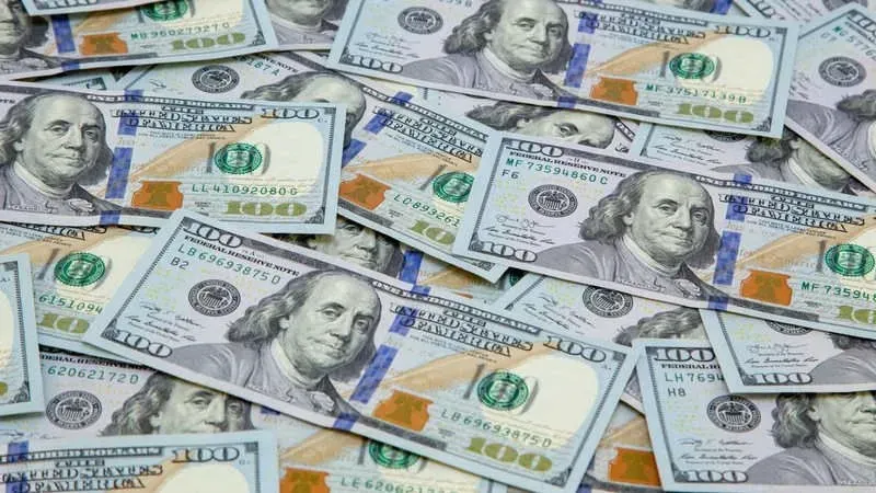 НБУ увеличил продажу доллара, чтобы поддержать курс гривны на фоне войны