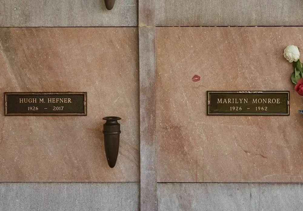 Место захоронения рядом с Мэрилин Монро и основателем Playboy Хью Хефнером продали на аукционе