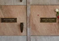 Место захоронения рядом с Мэрилин Монро и основателем Playboy Хью Хефнером продали на аукционе
