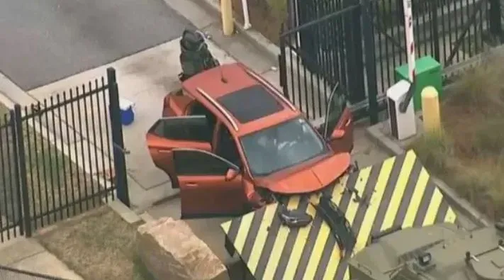 В Атланте автомобиль протаранил КПП возле штаб-квартиры ФБР