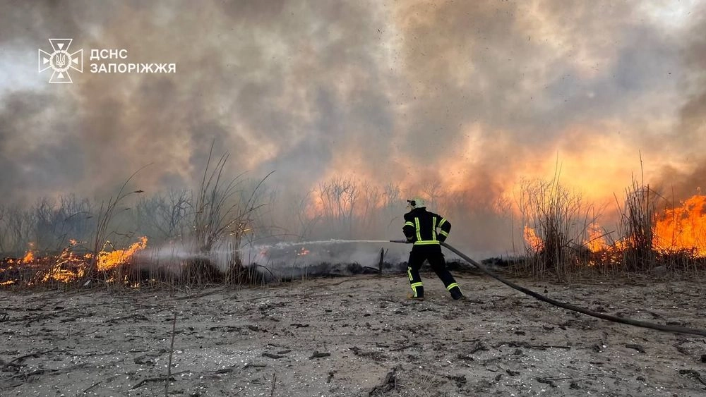 A large-scale fire raged in the Zaporizhzhia floodplains