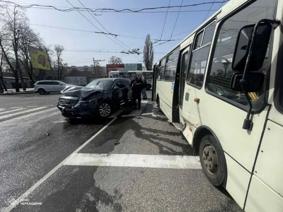 В Черкассах автобус столкнулся с легковушкой, есть пострадавший