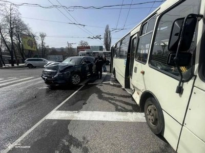 В Черкассах автобус столкнулся с легковушкой, есть пострадавший