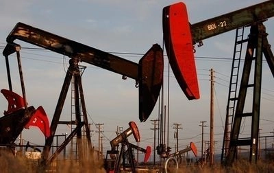 Цены на нефть продолжают стремительно расти из-за угрозы новых поставок - Reuters