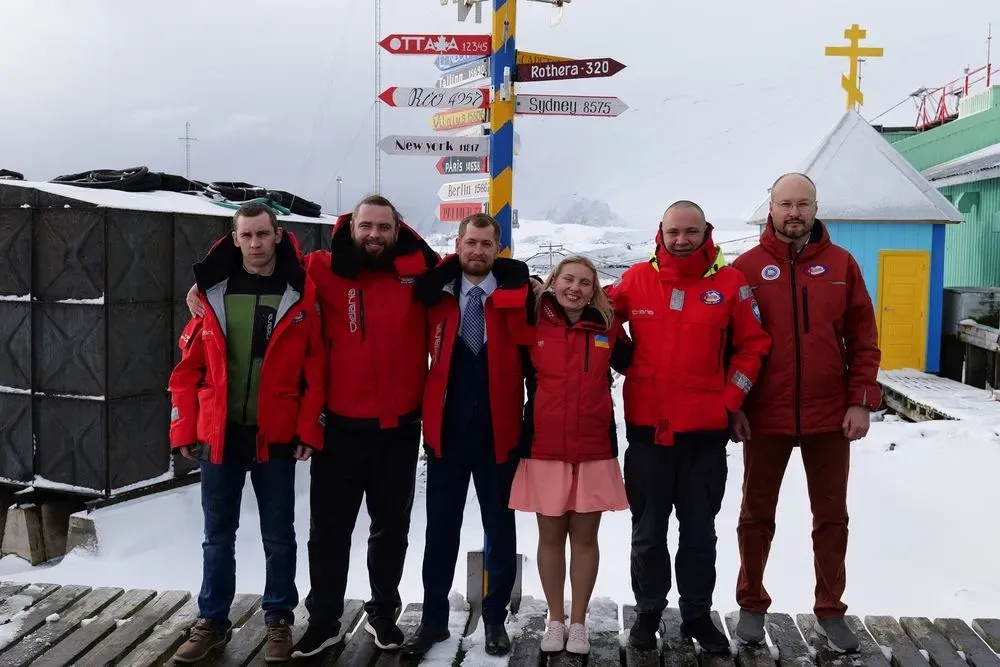 A change of Antarctic expeditions took place at Akademik Vernadsky station A change of Antarctic expeditions took place at Akademik Vernadsky station