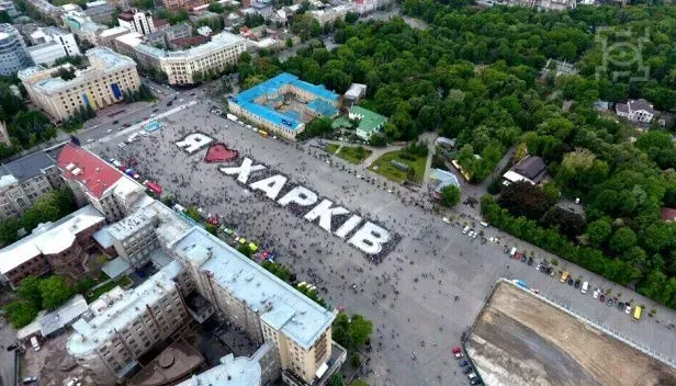 У Харкові зафіксовано влучання поруч з житловою забудовою: рятувальні служби працюють на місці