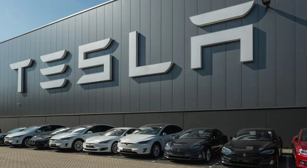 Tesla отказывается от планов по созданию доступного электромобиля, переключившись на роботакси