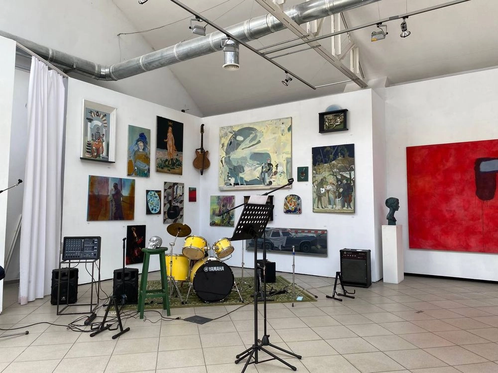 "Room 222": in the capital you can visit a project that combines painting and rock music