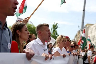 Масовий протест в Угорщині: Десятки тисяч людей вимагають відставки Орбана
