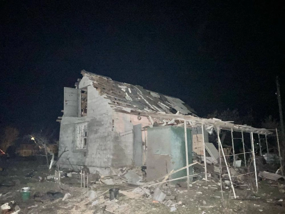 російські удари пошкодили будівлі, автомобілі та лінію електропередач у Дніпропетровській області