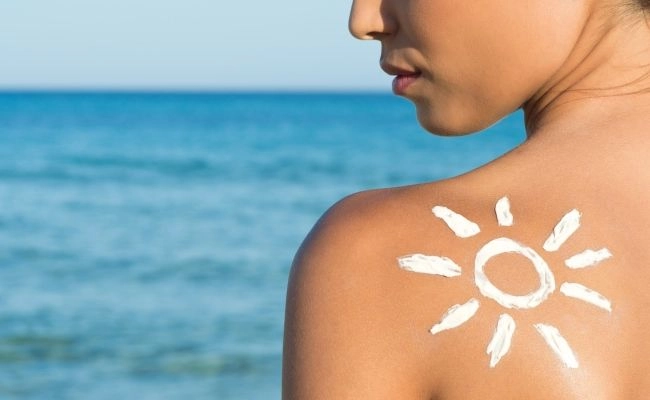Защита от солнца: советы и развенчание мифов от врача-дерматолога