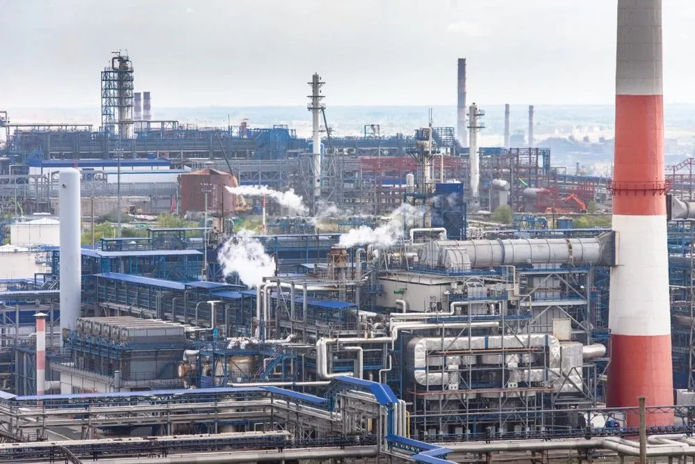 В российском орске из-за прорыва дамбы остановили нефтеперерабатывающий завод