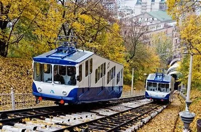 In Kyiv, on a funicular, a man broke the glass and cut a boy's throat
