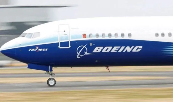 boeing-plane-loses-engine-cover