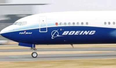 Самолет Boeing потерял крышку двигателя