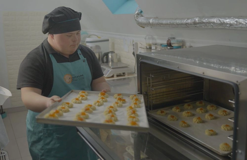 "Роби своє": в Киевской области "солнечный" парень изготавливает крафтовое печенье в мини-пекарне