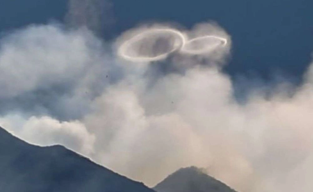An unusual sight in Sicily: Mount Etna throws smoke rings into the sky