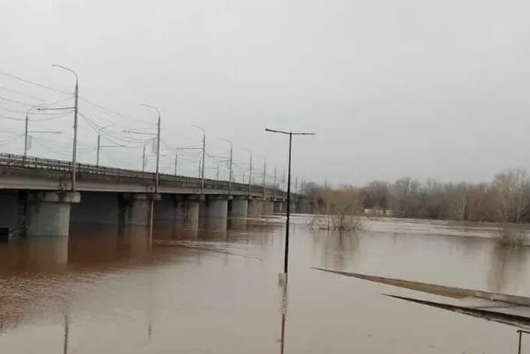 Уровень воды на реке урал в рф превысил опасную отметку: местные власти предупреждают об ухудшении ситуации