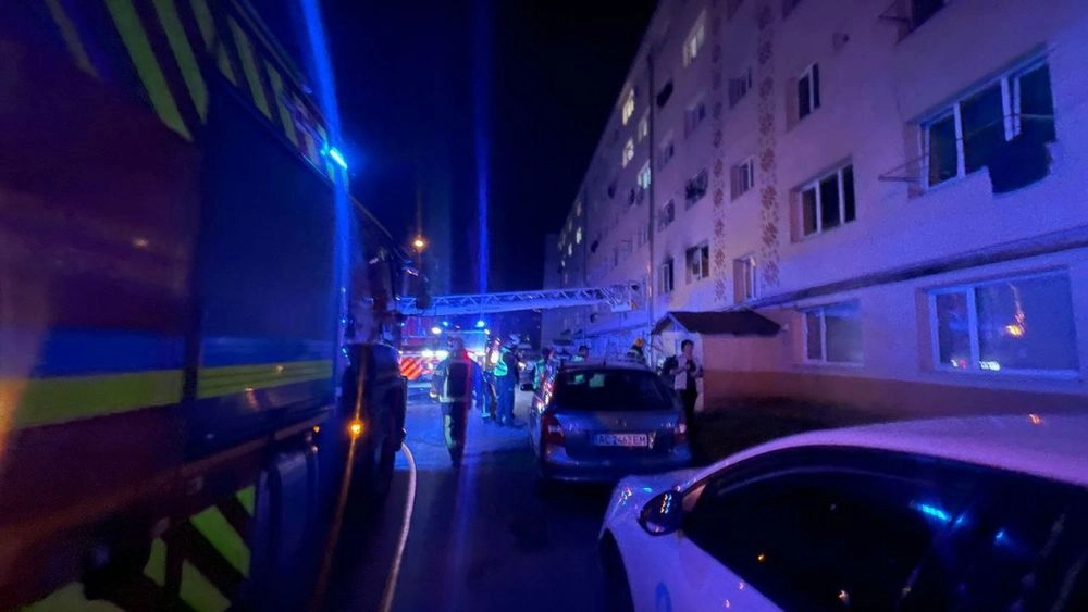 A 6-storey dormitory was on fire in Lutsk, rescuers evacuated three people and a teenager