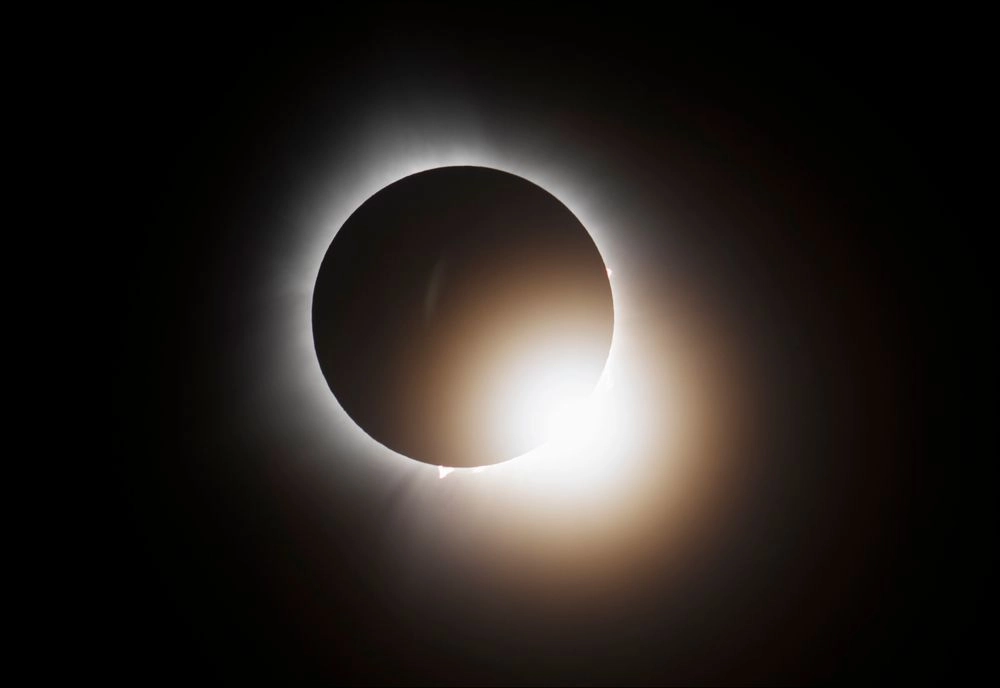 Total solar eclipse: breathtaking footage