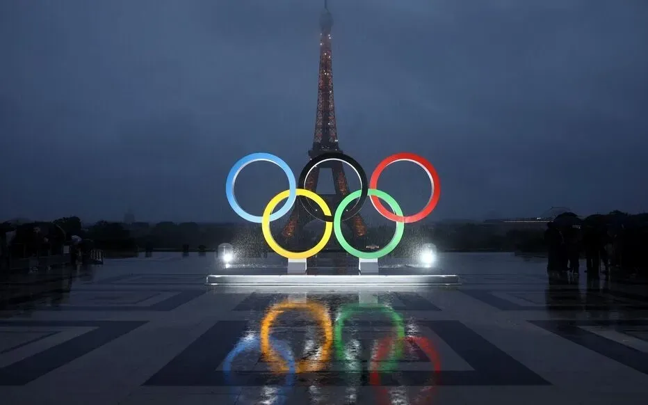 Олімпіада 2024 в Парижі: Ейфелеву вежу декорують олімпійськими кільцями