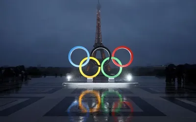 Олимпиада 2024 в Париже: Эйфелеву башню декорируют олимпийскими кольцами