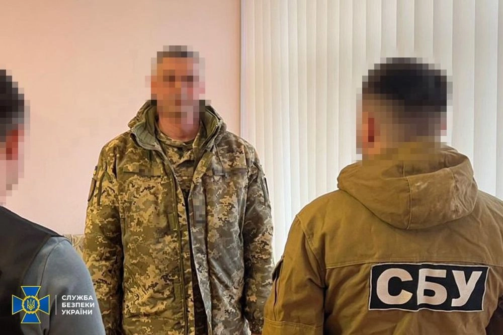 За хабарі "списував" ухилянтів з військового обліку: у Чернігові викрили очільника ВЛК