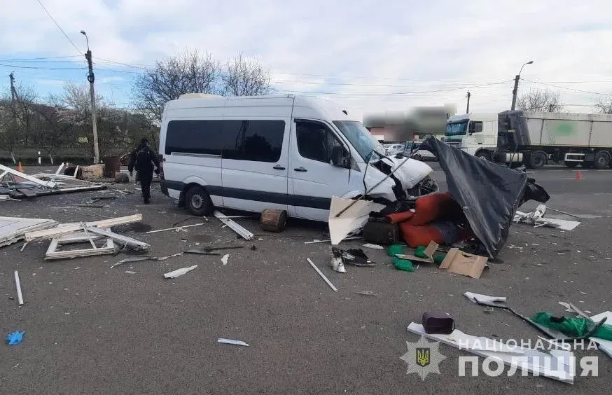 a-minibus-crashes-into-a-checkpoint-near-lutsk-there-are-victims