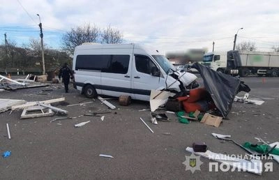 A minibus crashes into a checkpoint near Lutsk: there are victims