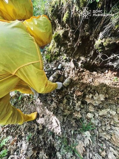 Rescuers found 20 kg of mercury in a forest plantation in Lviv