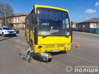 Minibus collided with a scooter in Konotop, there is an injured - police