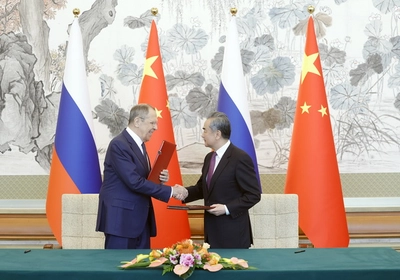 Глава МЗС Китаю зустрівся з лавровим: обговорили посилення співпраці КНР та росії