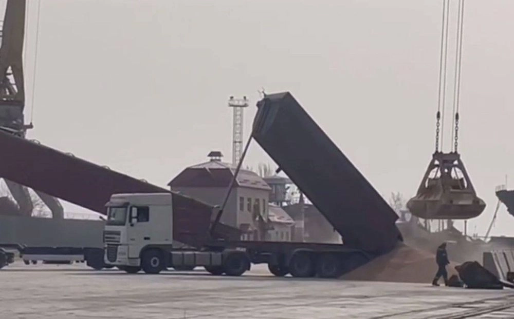 Здебільшого вивозять зерно: окупанти за три місяці переправили з Маріуполя до рф 50 тис. тонн вантажів 
