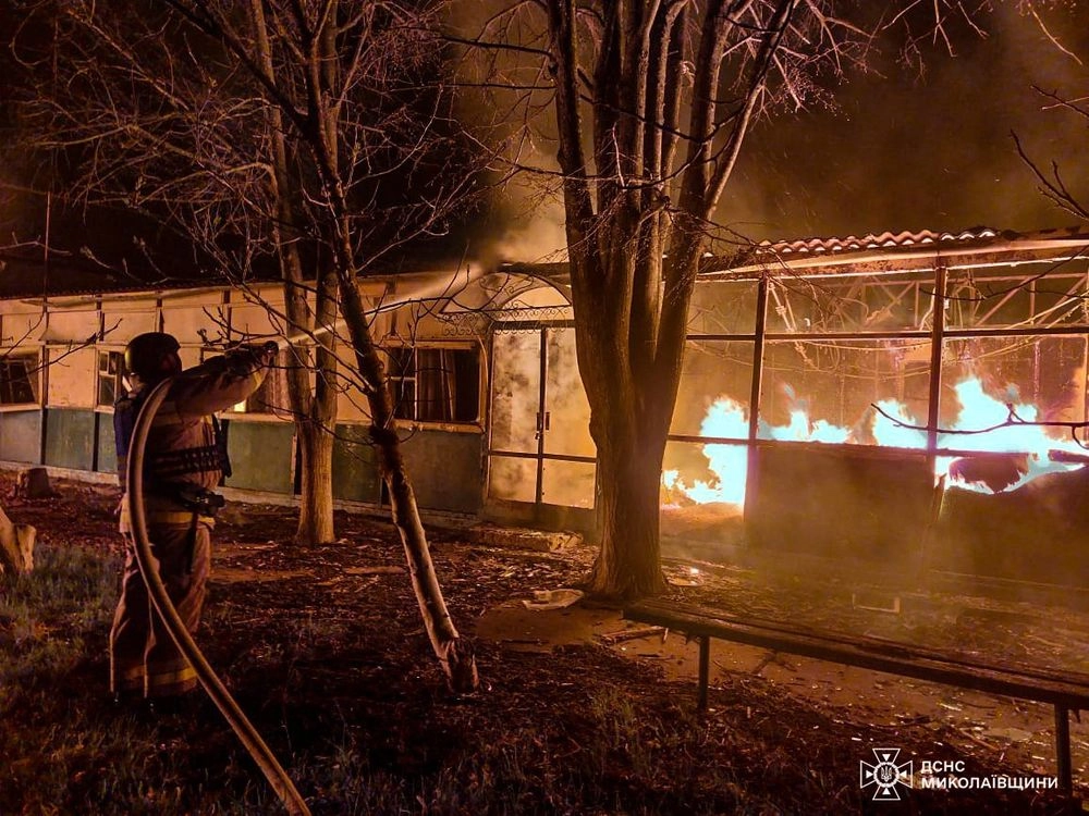 На Николаевщине в результате атаки вражеских "шахедов" горел рекреационный объект