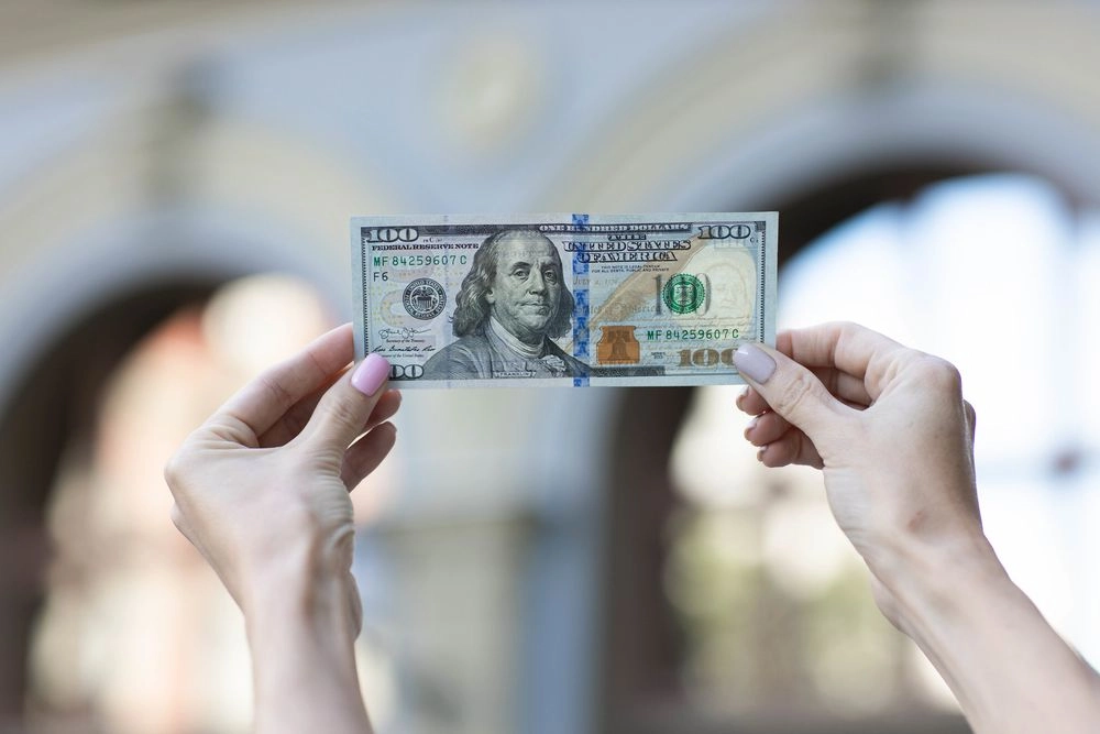 Курс валют на 10 квітня: долар зріс всього на копійку