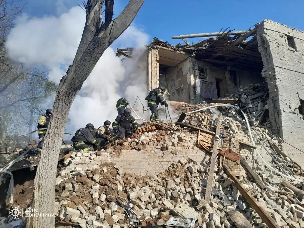 У Костянтинівці на Донеччині під завалами знайшли загиблих через удар рф жінку та дитину