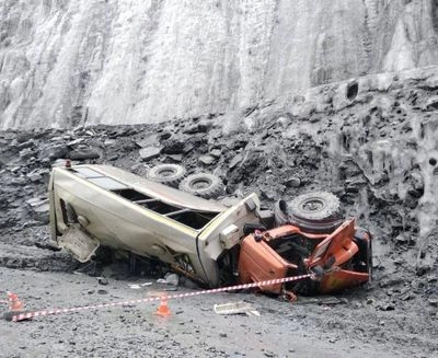 In Russia, a bus with workers fell into a quarry, causing casualties