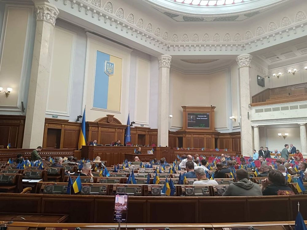 Верховная Рада обсуждает закон о мобилизации при почти пустом зале