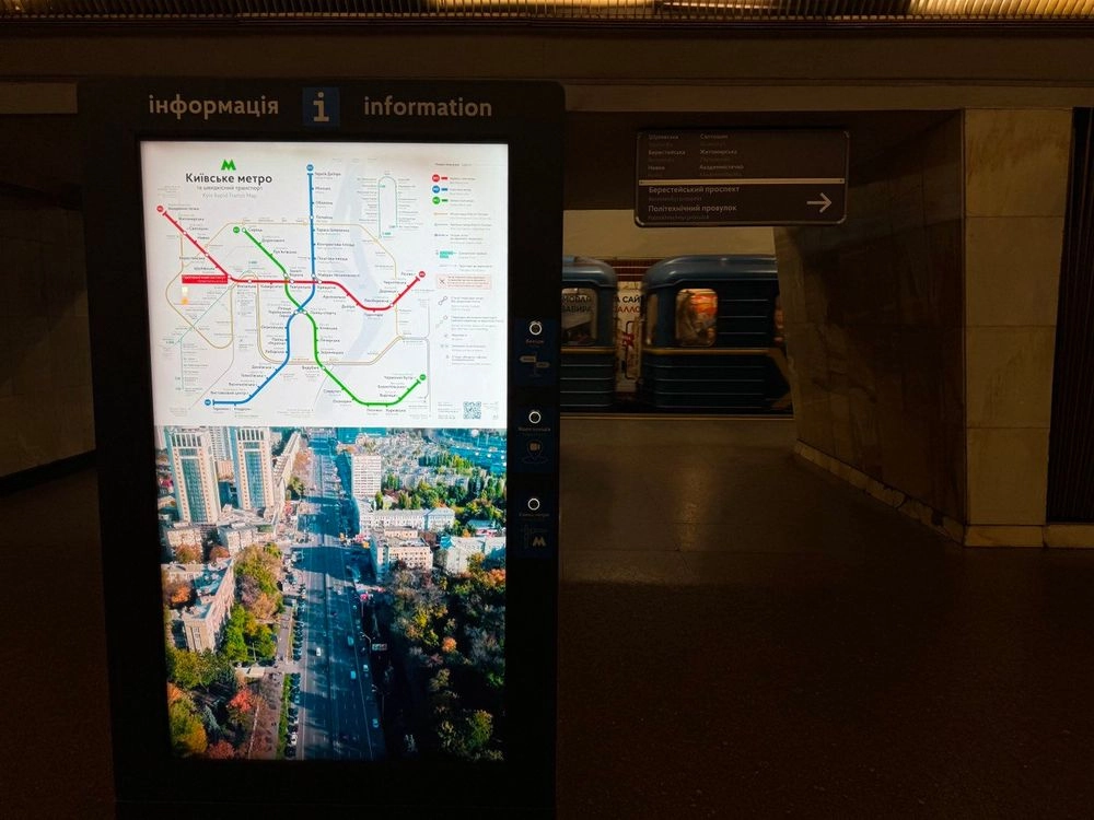 В киевском метро заработали информационные стойки для коммуникации со справочным центром подземки