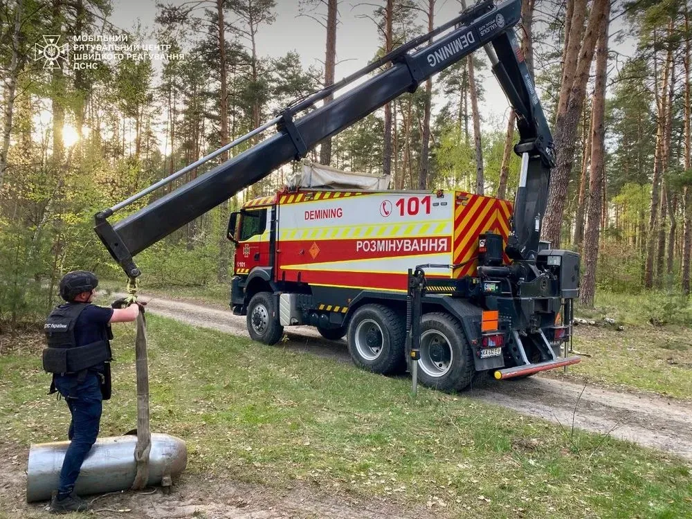 na-kievshchine-pirotekhniki-gschs-obezvredili-boegolovku-raketi-kh-101