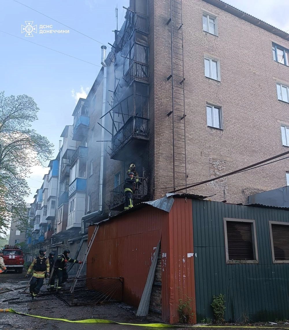 россияне ударили ракетой по пятиэтажке в Константиновке на Донетчине: по меньшей мере трое пострадавших