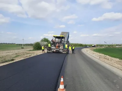 На пограничной дороге Червоноград - Рава-Русская начали укладку дорожного покрытия: когда планируют завершить