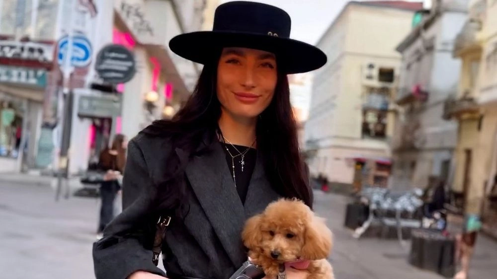 Інспекторку Львівської митниці звільнили з роботи після відео у соцмережах, де вона хизувалась дорогим вбранням - Суспільне 